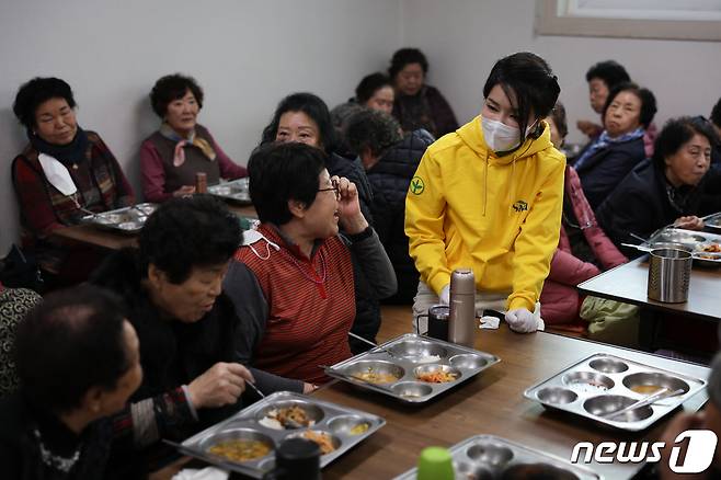 윤석열 대통령 부인 김건희 여사가 설 명절을 앞둔 11일 대구 성서종합사회복지관을 찾아 새마을운동중앙회 대학생 봉사자 등과 급식 봉사를 하고 있다. (대통령실 제공) 2023.1.11/뉴스1 ⓒ News1 안은나 기자