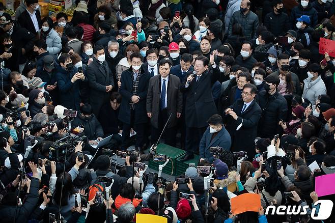 이재명 더불어민주당 대표가 11일 '국민 속으로, 경청투어' 민생 현장 방문으로 인천 남동구 모래내시장을 찾아 시장 상인 및 시민들을 향해 인사말을 하고 있다. 2023.1.11/뉴스1 ⓒ News1 유승관 기자