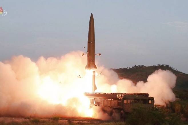 북한은 핵무기를 장착할 수 있는 대륙간탄도미사일(ICBM), 잠수함발사탄도미사일(SLBM) 등 다양한 핵투발수단을 활용해 공격력을 다양화했다.  사진은 조선중앙TV가 보도한 신형전술유도무기(단거리 탄도미사일) 발사 모습.