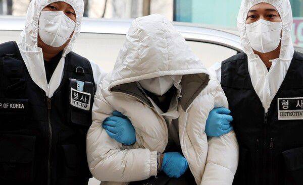 코로나 확진 후 호텔 격리를 거부하고 도주한 40대 중국인 A씨가 지난 5일 서울에서 검거돼 인천시 중구 모 호텔로 압송되고 있다./연합뉴스