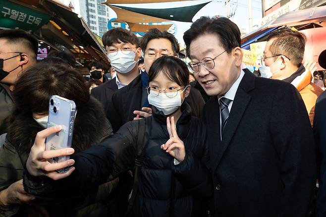 이재명 더불어민주당 대표가 11일 '국민 속으로, 경청투어' 민생 현장 방문으로 인천 남동구 모래내시장을 찾아 한 어린이와 기념 촬영을 하고 있다. 2023.1.11/뉴스1