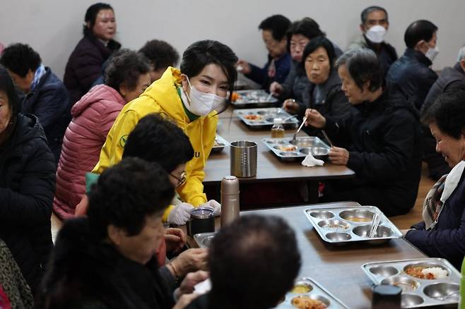 윤석열 대통령 부인 김건희 여사가 설 명절을 앞둔 11일 대구 성서종합사회복지관을 찾아 새마을운동중앙회 대학생 봉사자 등과 급식 봉사를 하고 있다. (대통령실 제공)/사진=뉴스1