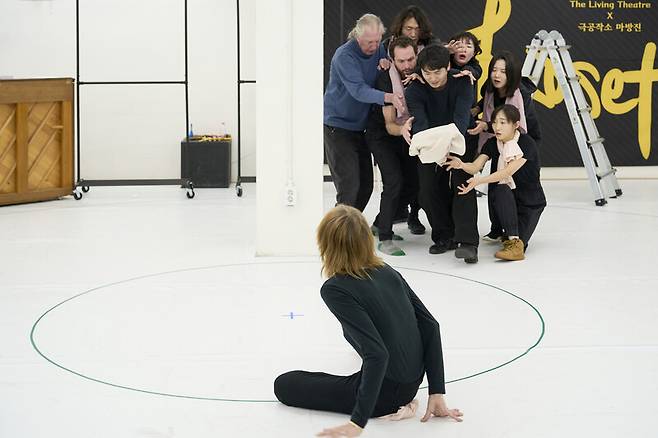 미국의 전설적 실험극단 리빙시어터와 극공작소 마방진이 함께 제작한 한미 합작 연극 <로제타>의 시연 장면. 두 나라 배우 8명이 모두 로제타란 실존 인물을 연기한다. 옐로밤 제공