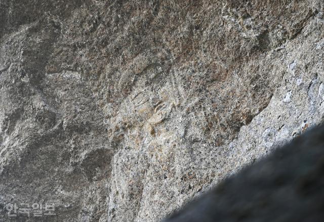 오봉산 칼바위의 가파른 암벽에 새겨진 불상.
