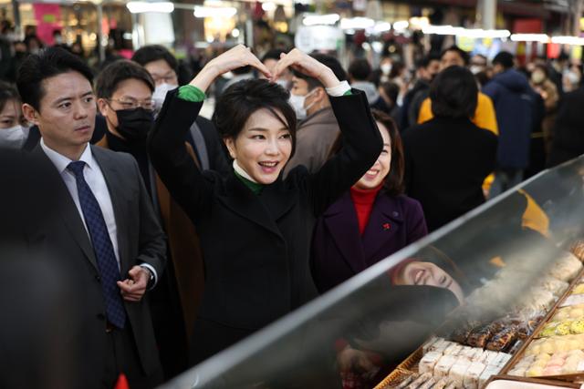 윤석열 대통령 부인 김건희 여사가 11일 오후 대구 중구 서문시장을 찾았다. 대통령실 제공