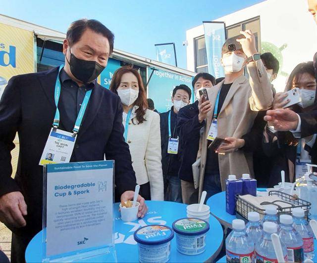 최태원 SK그룹 회장이 지난 6일(현지시간) 미국 라스베이거스에서 열린 'CES 2023' 야외 전시장의 'SK 푸드트럭'에서 발효 단백질로 만든 크림치즈를 시식하고 있다. SK 제공