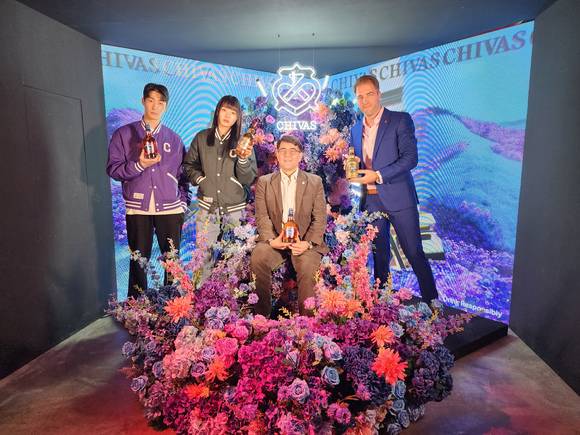 모델들과 페르노리카코리아 대표이사(왼쪽 세번째)와 미구엘 파스칼 페르노리카코리아 마케팅 전무(오른쪽 끝)가 시바스 리갈을 들고 사진 촬영을 하고 있다. [사진=구서윤 기자]