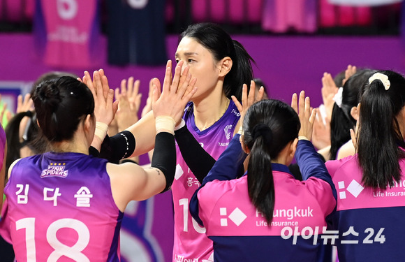 흥국생명 김연경이 11일 오후 인천 삼산월드체육관에서 열린 2022-2023 도드람 V리그 흥국생명과 현대건설의 경기에서 세트 스코어 2-3(28-30 20-25 25-16 25-21 11-15)으로 패한 후 선수들과 하이파이브를 하고 있다. [사진=김성진 기자]