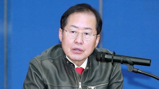 지난해 12월 19일 홍준표 대구시장이 시청 산격청사에서 열린 대형마트 의무휴업일 평일전환 추진 협약식에서 인사말을 하고 있다. 연합뉴스