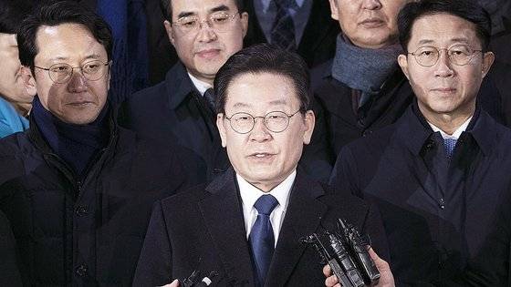 지난 10일 밤 이재명 더불어민주당 대표(가운데)가 수원지검 성남지청 소환 조사를 마치고 나와 발언하고 있다. 뉴스1