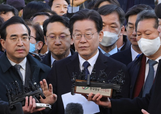 Democratic Party of Korea leader Lee Jae-myung appears at the Seongnam Branch of the Prosecutors’ Office in connection to allegations concerning donations to the Seongnam FC on January 10. Joint press photographers