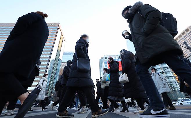 서울 종로구 세종대로사거리에서 시민들이 각자 자신들의 일터로 향하고 있다. [연합]