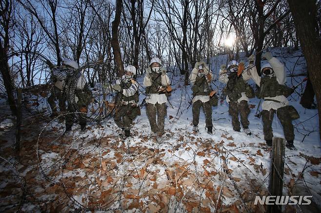 [철원=뉴시스] 김경목 기자 = 10일 오전 육군 제15보병사단(승리부대) 을지여단 대성산대대 장병들이 강원도 철원 중부전선 대성산(1175ｍ) 작전지역에서 3중 철조망을 설치하고 있다. 2023.01.10. photo31@newsis.com