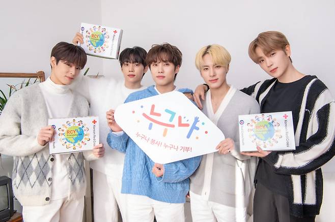 [서울=뉴시스] (왼쪽부터) 더보이즈 주연·선우·제이콥·에릭·현재. 2023.01.11. (사진=대한적십자사 제공) photo@newsis.com *재판매 및 DB 금지 *재판매 및 DB 금지