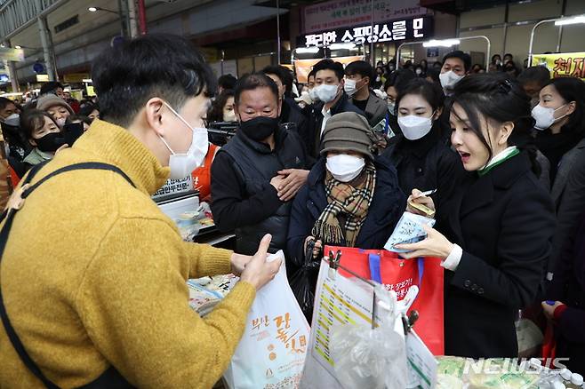 [대구=뉴시스] 홍효식 기자 = 윤석열 대통령 부인 김건희 여사가 11일 대구 서문시장을 찾아 어묵을 구입하고 있다. (대통령실통신사진기자단) 2023.01.11. yesphoto@newsis.com