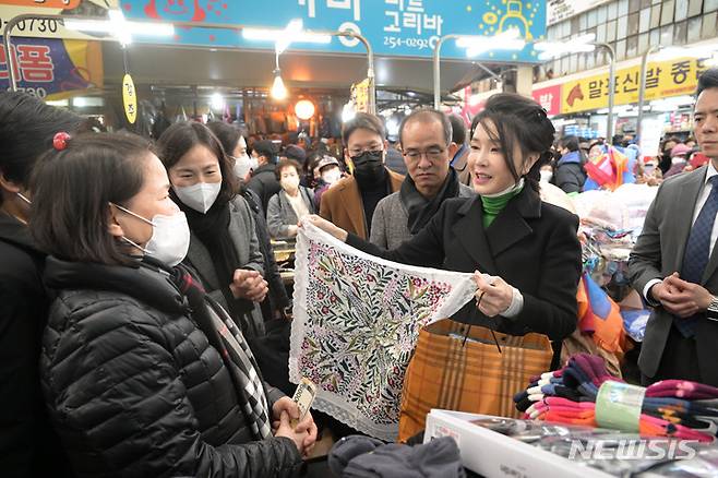 [대구=뉴시스] 홍효식 기자 = 윤석열 대통령 부인 김건희 여사가 11일 대구 서문시장을 찾아 상인에게 선물을 받고 있다. (대통령실통신사진기자단) 2023.01.11. yesphoto@newsis.com