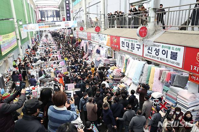 [대구=뉴시스] 홍효식 기자 = 윤석열 대통령 부인 김건희 여사가 11일 대구 서문시장을 찾아 상인과 이야기를 나누고 있다. (대통령실통신사진기자단) 2023.01.11. yesphoto@newsis.com