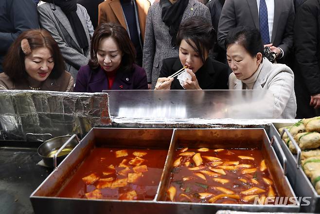 [대구=뉴시스] 홍효식 기자 = 윤석열 대통령 부인 김건희 여사가 11일 대구 서문시장을 찾아 떡볶이를 시식하고 있다. (대통령실통신사진기자단) 2023.01.11. yesphoto@newsis.com