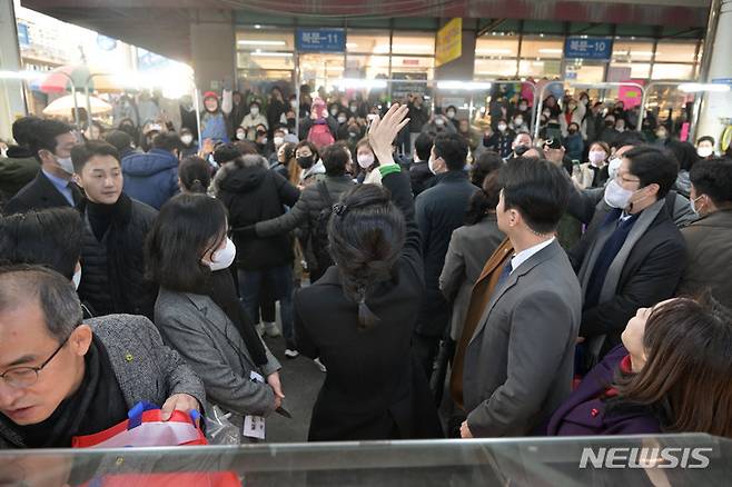 [대구=뉴시스] 홍효식 기자 = 윤석열 대통령 부인 김건희 여사가 11일 대구 서문시장을 찾아 시민들에게 인사하고 있다. (대통령실통신사진기자단) 2023.01.11. yesphoto@newsis.com