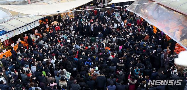 [인천=뉴시스] 추상철 기자 = 이재명 더불어민주당 대표가 11일 오후 인천 남동구 모래내시장을 방문해 연설을 하고 있다. 2023.01.11. scchoo@newsis.com