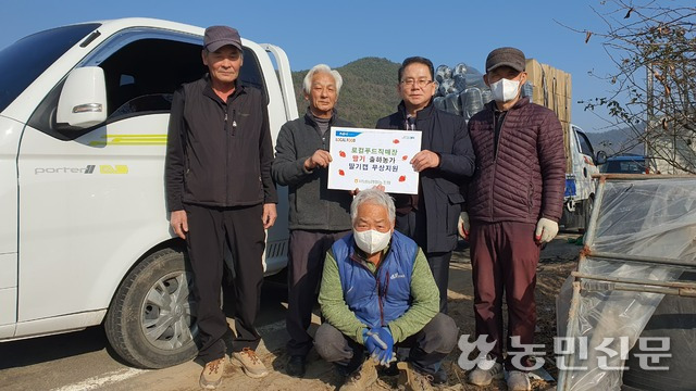 경남 사천 사남농협은 로컬푸드직매장 활성화를 위해 딸기 출하농민에게 포장용기를 무상 지원하고 있다.