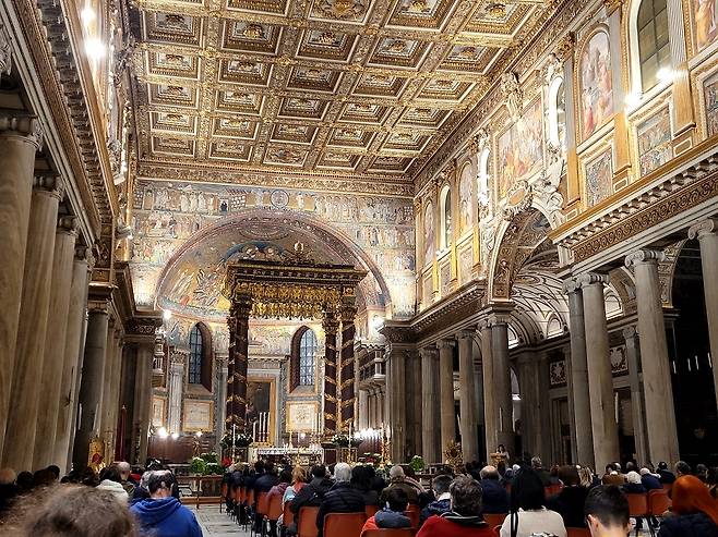 산타 마리아 마죠레 성당의 내부 모습,화려하기 그지없다
