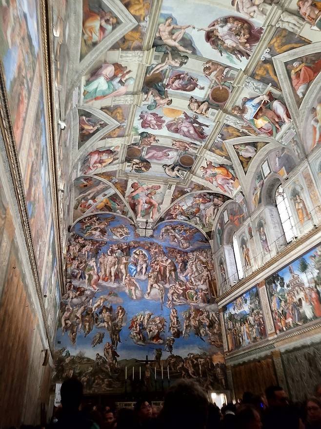 시스티나 예배당에 있는 미켈란젤로가 그린 천지 창조와 최후의 심판