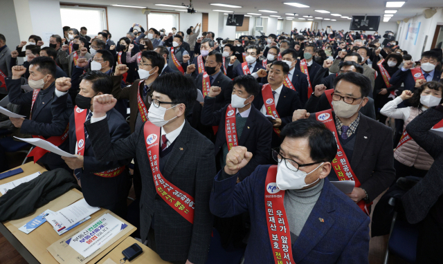 전세사기 예방 및 근절 결의대회 (서울=연합뉴스) 한종찬 기자 = 11일 오후 서울 관악구 한국공인중개사협회에서 열린 \'국민 재산 보호를 위한 전제사기 예방 및 근절 결의대회\'에서 참가자들이 구호를 외치고 있다. 2023.1.11 saba@yna.co.kr (끝)