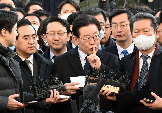 이재명 더불어민주당 대표가 '성남FC 후원금 의혹' 사건과 관련해 1월10일 오전 경기도 성남시 수원지방검찰청 성남지청에 피의자 신분으로 조사를 받기 위해 출석하며 입장발표를 하고 있다. ⓒ 연합뉴스