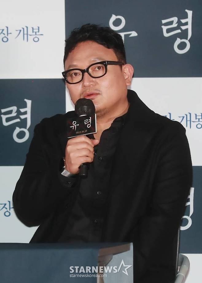 이해영 감독이 11일 오후 서울 CGV용산아이파크몰에서 진행된 영화 '유령'(감독 이해영) 언론시사회에 참석해 질문에 답하고 있다.  1933년 경성, 조선총독부에 항일조직이 심어놓은 스파이 '유령'으로 의심받으며 외딴 호텔에 갇힌 용의자들이 의심을 뚫고 탈출하기 위해 벌이는 사투와 진짜 '유령'의 멈출 수 없는 작전을 그린 영화 '유령'은 오는 18일 개봉한다. /2023.01.11 /사진=이동훈 기자 photoguy@