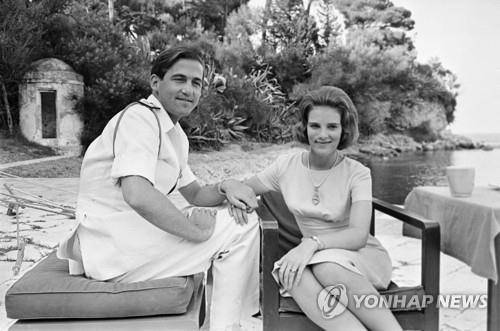 1964년 그리스 코르푸 섬에서 휴가를 보내고 있는 콘스탄티노스 2세와 덴마크 왕실 출신의 아내 안나마리아 공주 [AFP 연합뉴스 자료사진. 재판매 및 DB 금지]