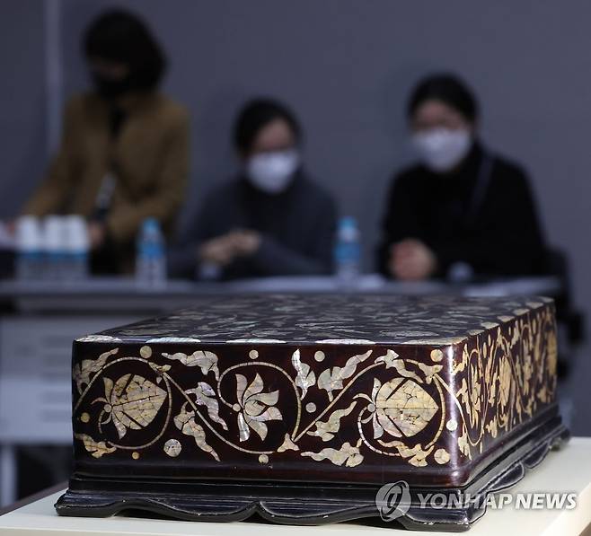 16세기 조선 나전함, 미국서 돌아왔다 (서울=연합뉴스) 박동주 기자 = 11일 오전 서울 국립중앙박물관 제1강의실에서 열린 국립중앙박물관회 젊은친구들 조선시대 나전함 기증식에서 공개된 나전함. 2023.1.11 pdj6635@yna.co.kr