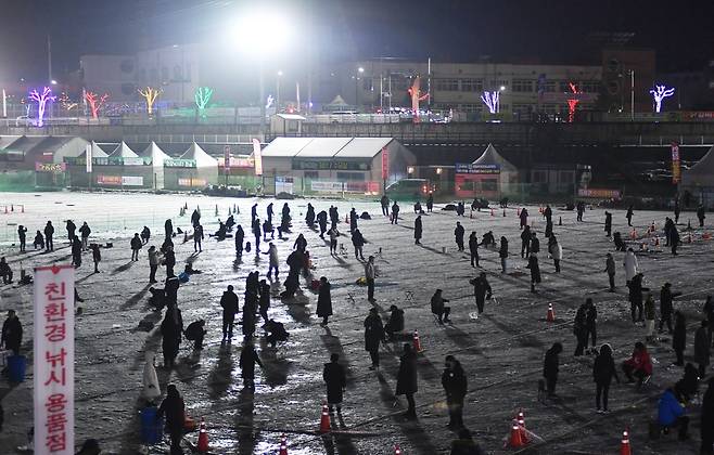 화천산천어축제 밤낚시 [화천군 제공.재판매 및 DB 금지]