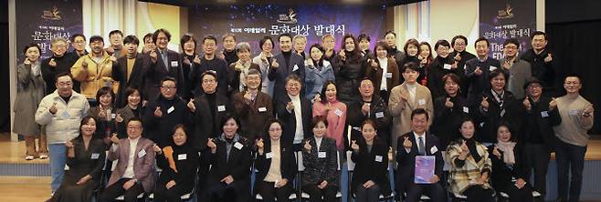 ‘제10회 이데일리 문화대상’ 발대식이 11일 서울 중구 KG하모니홀에서 열렸다. 곽재선(두 번째 줄 왼쪽에서 일곱 번째) 이데일리 회장, 곽혜은(두 번째 줄 왼쪽에서 여덟 번째) 이데일리M 대표가 각 부문 심사위원들과 기념촬영을 하고 있다(사진=이데일리 이영훈 기자).