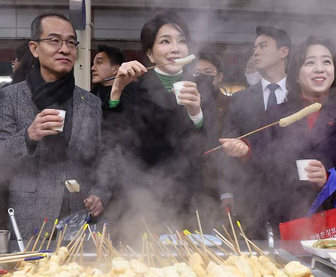 김건희 여사가 11일 대구 서문시장을 찾아 어묵을 시식하며 상인들과 대화하고 있다. (사진=연합뉴스)