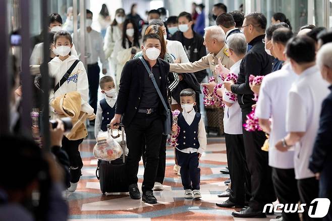 지난 9일 방콕 수완나품 국제공항에 중국 관광객이 입국하고 있다.ⓒ AFP=뉴스1