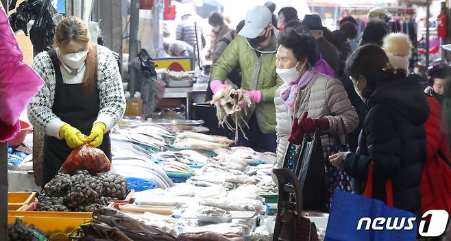 지난해 2월 설 명절 연휴를 하루 앞둔  전북 전주시 모래내시장에서 시민들이 제수용품을 구매하고 있다. 2021.2.10/뉴스1 ⓒ News1 유경석 기자