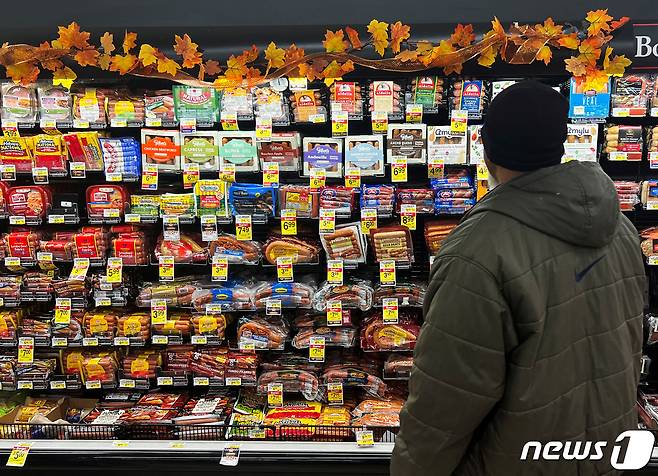 미국 일리노이주 시카고에서 한 쇼핑객이 추수감사절 연휴를 앞두고 슈퍼마켓에서 진열된 식품들을 살펴보고 있다. 2022.11.22/뉴스1 ⓒ 로이터=뉴스1