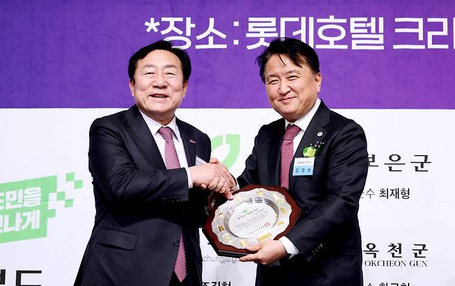 왼쪽부터 김기문 중소기업중앙회장과 김영환 충북도지사가 기념사진을 찍고 있다.(중소기업중앙회 제공)