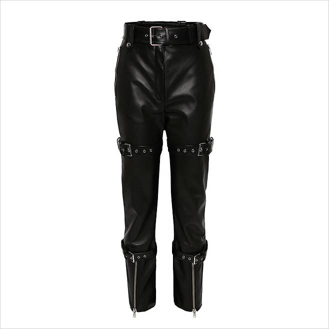 블랙 가죽 바이크 팬츠는 6백만원, Alexander McQueen.