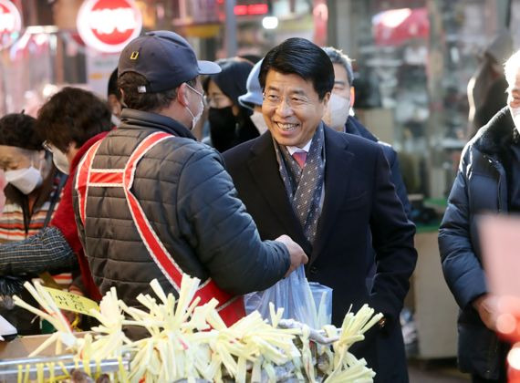 서강석 송파구청장이 설 명절을 앞둔 12일 오후 서울 송파구 마천전통시장을 찾아 시장 내 점포에서 상품을 구매하며 장바구니 물가를 살피고 있다.사진=송파구청 제공