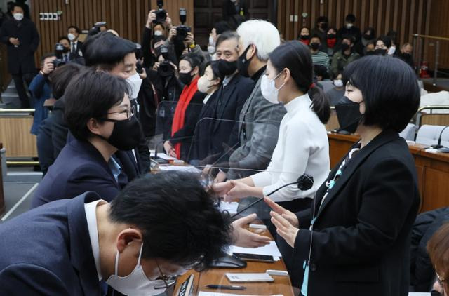 12일 오후 국회에서 열린 용산 이태원 참사 진상규명과 재발방지를 위한 국정조사특별위원회 공청회에서 국민의힘 조수진 의원이 고 이지한씨 어머니 조미은씨에게 악수를 요청했다 거절당하고 있다. 연합뉴스