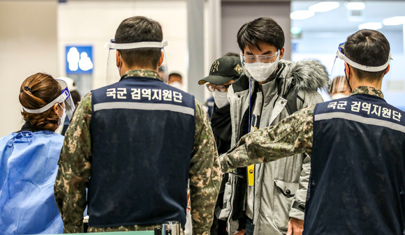 인천국제공항 제2여객터미널에서 선양발 입국자들이 검역 지원 육군 장병들과 PCR검사 대기장소로 이동하고 있다.[사진=뉴시스]