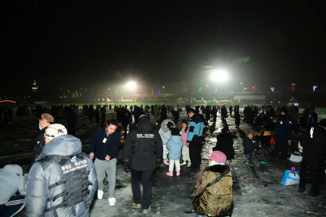 ▲ 화천산천어축제장 밤낚시터에 평일임에도 많은 관광객들이 산천어 낚시를 즐기고 있다.