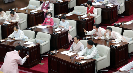 Some 35 members of theSouth Chungcheong provincial council hold a meeting Thursday dressed in Korean traditional attire to promote Korean traditions. [NEWS1]