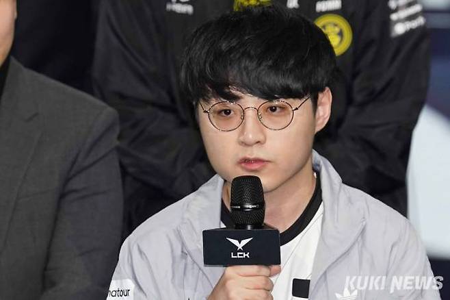 '쇼메이커' 허수 DK 선수가 12일 오후 서울 종로구 그랑서울 롤파크에서 열린 '2023 LCK 스프링 스플릿 미디어데이'에서 취재진 질문에 답하고 있다.