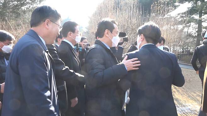 ▲이재명 더불어민주당 대표가 12일 오전 신년 기자회견을 마친 뒤 대장동 사업자들이 기자들과 금품거래를 한 것에 대해 사업 인허가권자로서 한마디해달라는 미디어오늘 기자 질의에 답변하지 않은 채, 천준호 비서실장이 질문을 위한 접근을 제지하고 있다. 사진=미디어오늘 영상 갈무리