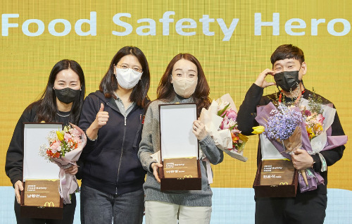 한국맥도날드가 12일 전국 레스토랑 점장 컨벤션 행사에서 '2022 푸드 세이프티 히어로 시상식'을 진행했다. 왼쪽부터 한국맥도날드 남향선 점장, 김기원 대표, 이연정 점장, 진유식 점장. /사진=한국맥도날드