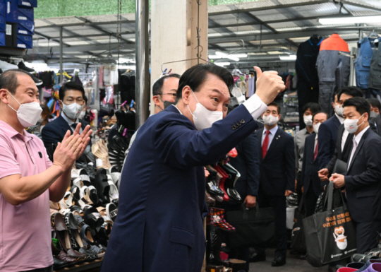 윤석열 대통령이 지난해 8월 26일 대구 서문시장을 찾아 상인들을 향해 엄지 손가락을 펼쳐 보이고 있다. 대통령실 제공