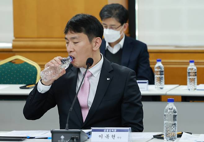 지난달 20일 서울 중구 은행회관에서 열린 제5차 규제혁신회의에서 이복현 금융감독원장이 물을 마시고 있다.[연합]